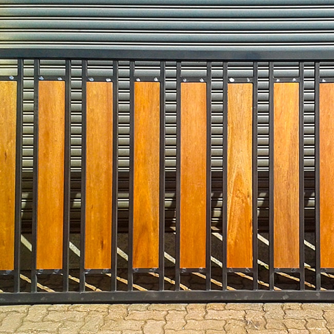 60f299d78082004201d4b068_Steel-and-wood-panel-gate