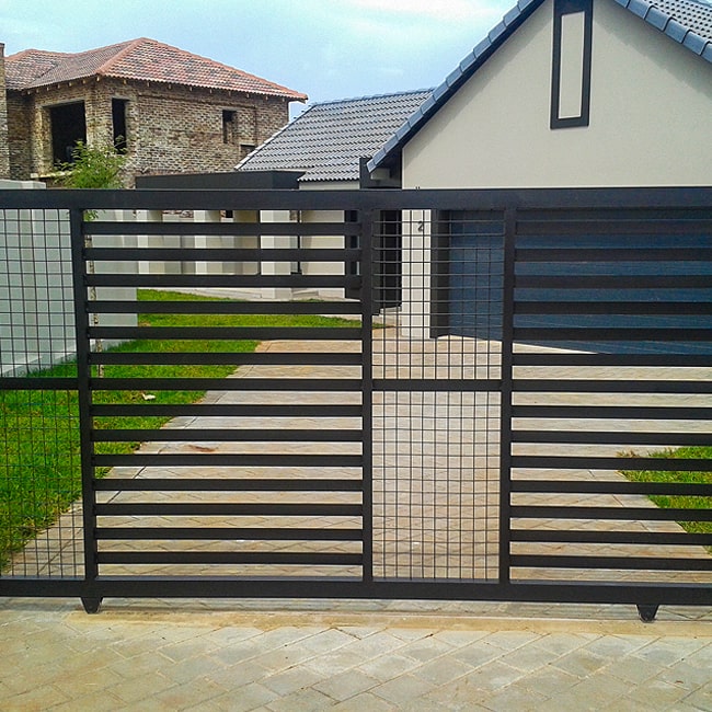 60f299d78082008e30d4b05c_Mild-steel-and-mesh-gate (1)