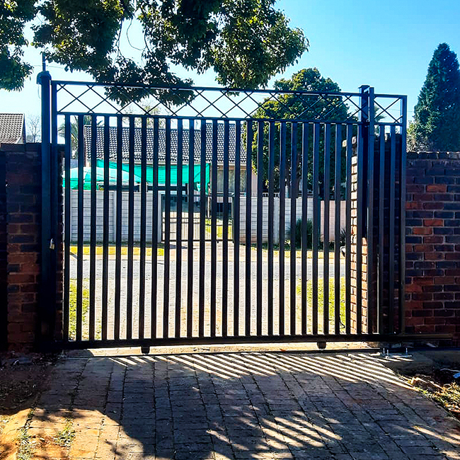 62d6b68501c80fbd117fbc29_Steel-driveway-gate (2)